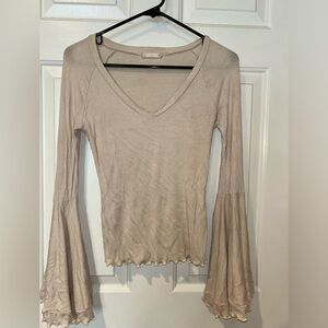 super cute bell sleeve, ribbed top!
